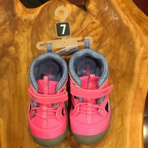 Size 7 Oshkosh washable sneaks!